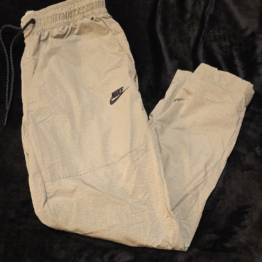 NWOT Men's Nike Tech Standard Fit Taper Length UV Repel Athletic Pants